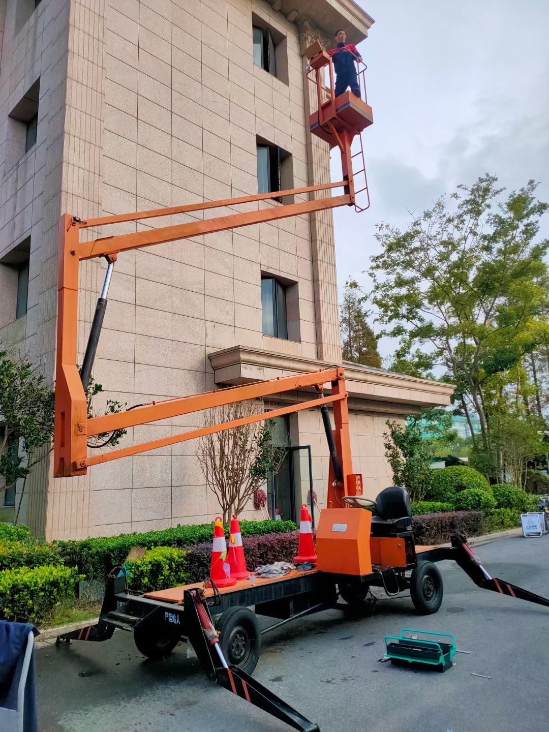 曲臂式高空作業(yè)車